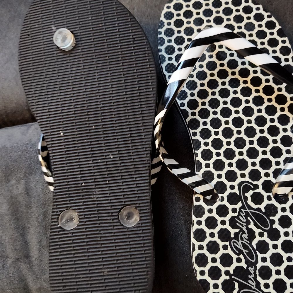 VERA BRADLEY FLIP FLOPS - SIZE 6.5 - BLACK & WHITE - Picture 2 of 3